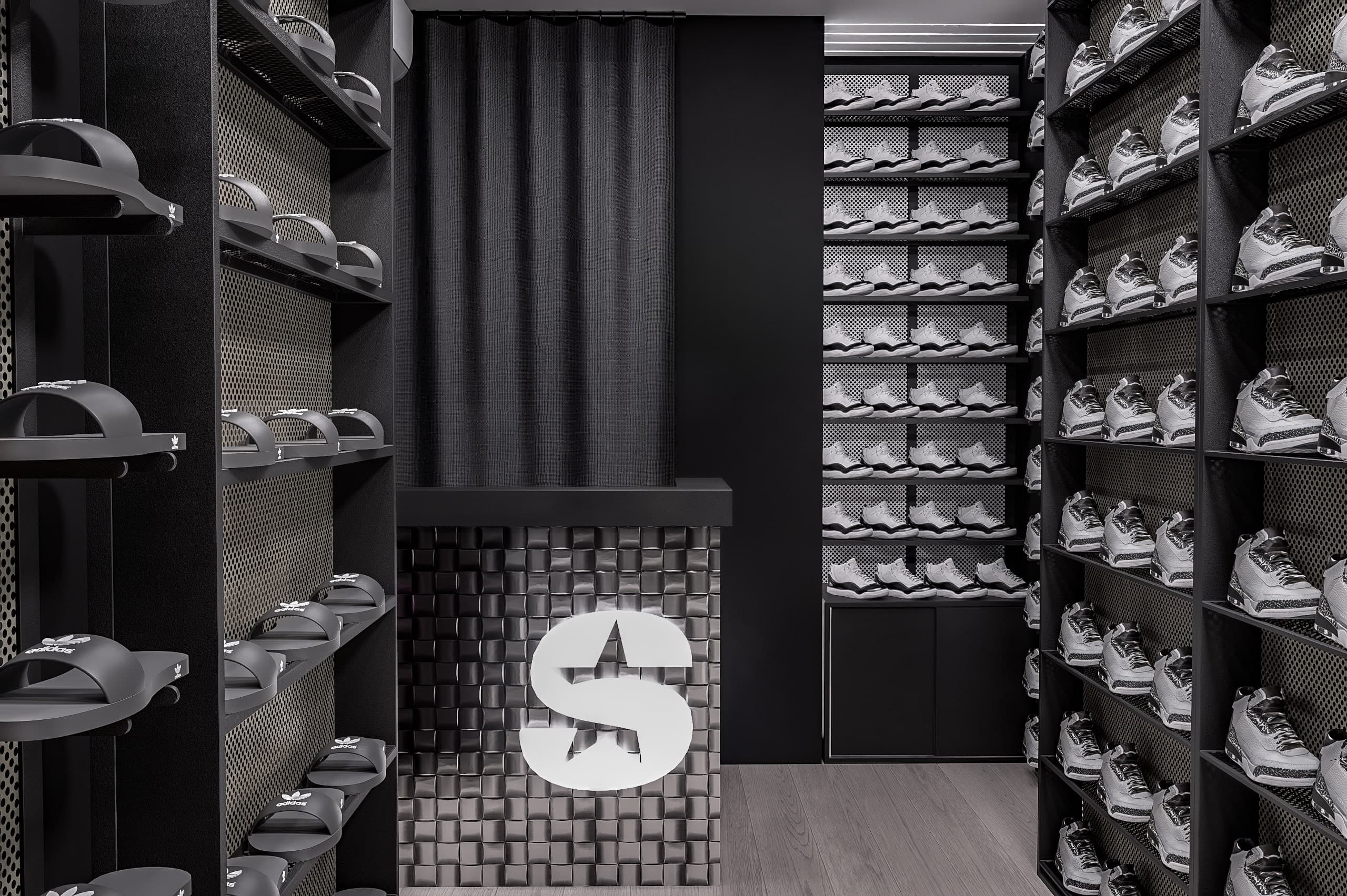 Render i banakut të arkës në metal të thurur, me rafte këpucësh dhe pantoflash në të dyja anët